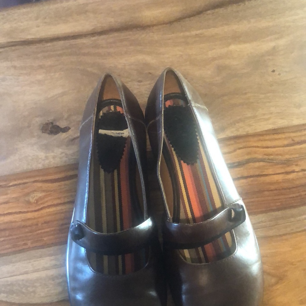1 Shoe - Picture 2 of 2